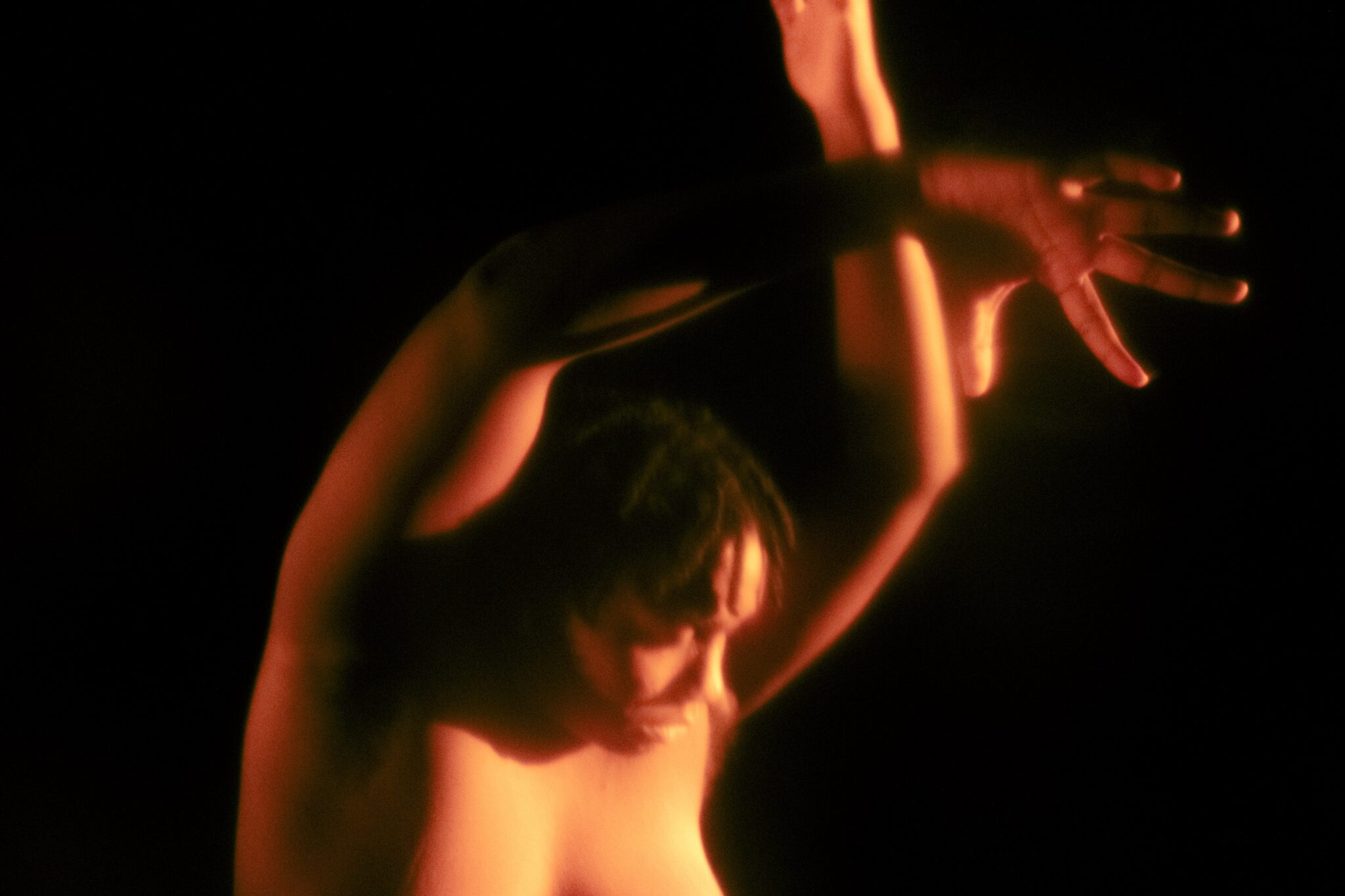 Have a Safe Travel, chorégraphie et interprétation d’Eli Mathieu-Bustos, au Centre Wallonie-Bruxelles à Paris, Festival artdanthé