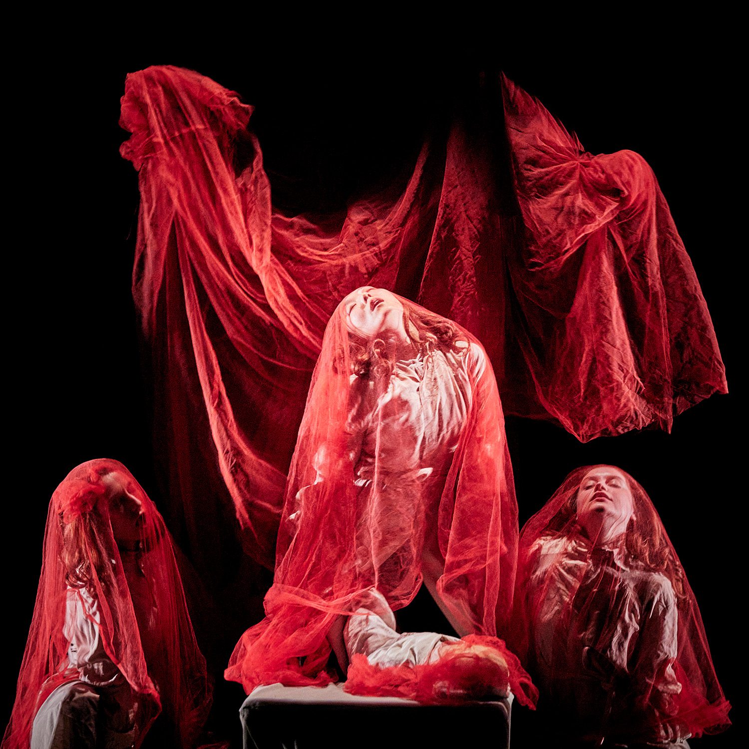 Dracula (Lucy’s Dream), d’après Bram Stocker, mise en scène d’Yngvild Aspeli au théâtre Sylvia Monfort