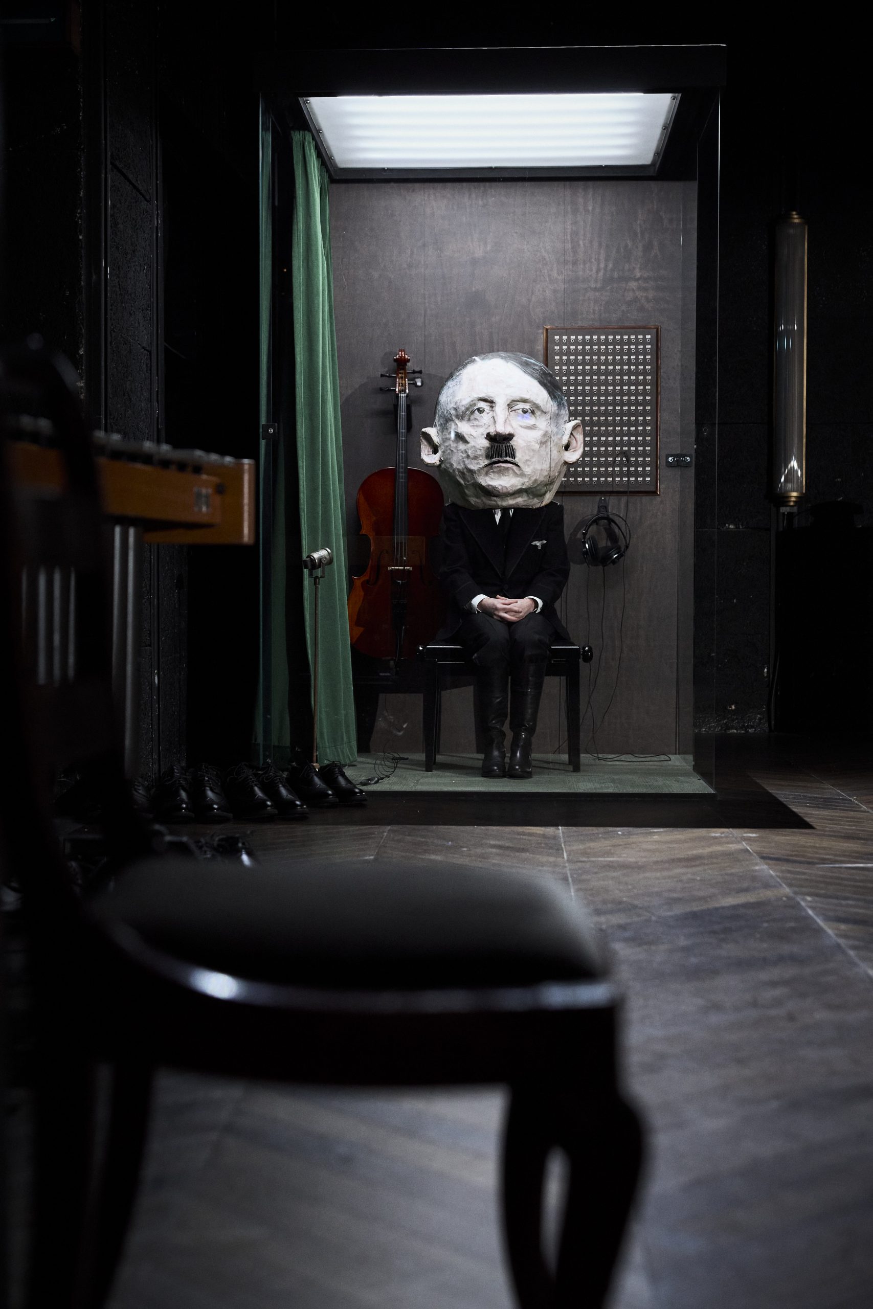 L’Ordre du jour, d’après le récit d’Éric Vuillard, mise en scène de Jean Bellorini, au Théâtre du Vieux-Colombier / Comédie Française