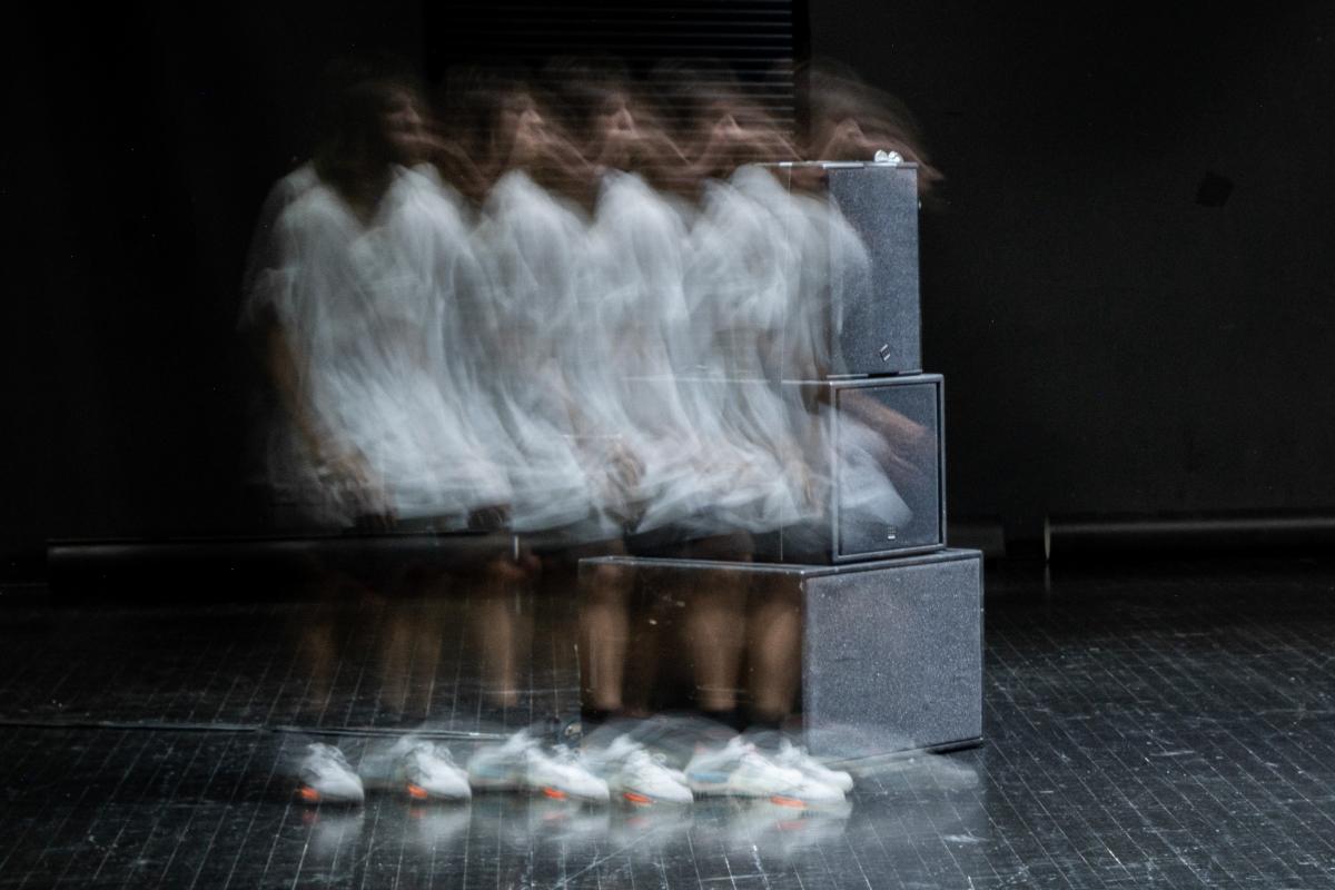 a s s o m b r a ç ã o, recherche chorégraphique et performance d’Ametonyo Silva, à la Ménagerie de verre, Paris, dans le cadre du festival Les Inaccoutumés