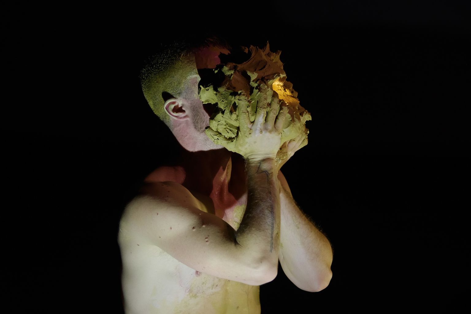 la grotte, conception et performance de Pol Pi au Palais de Tokyo dans le cadre de plan D du CN D