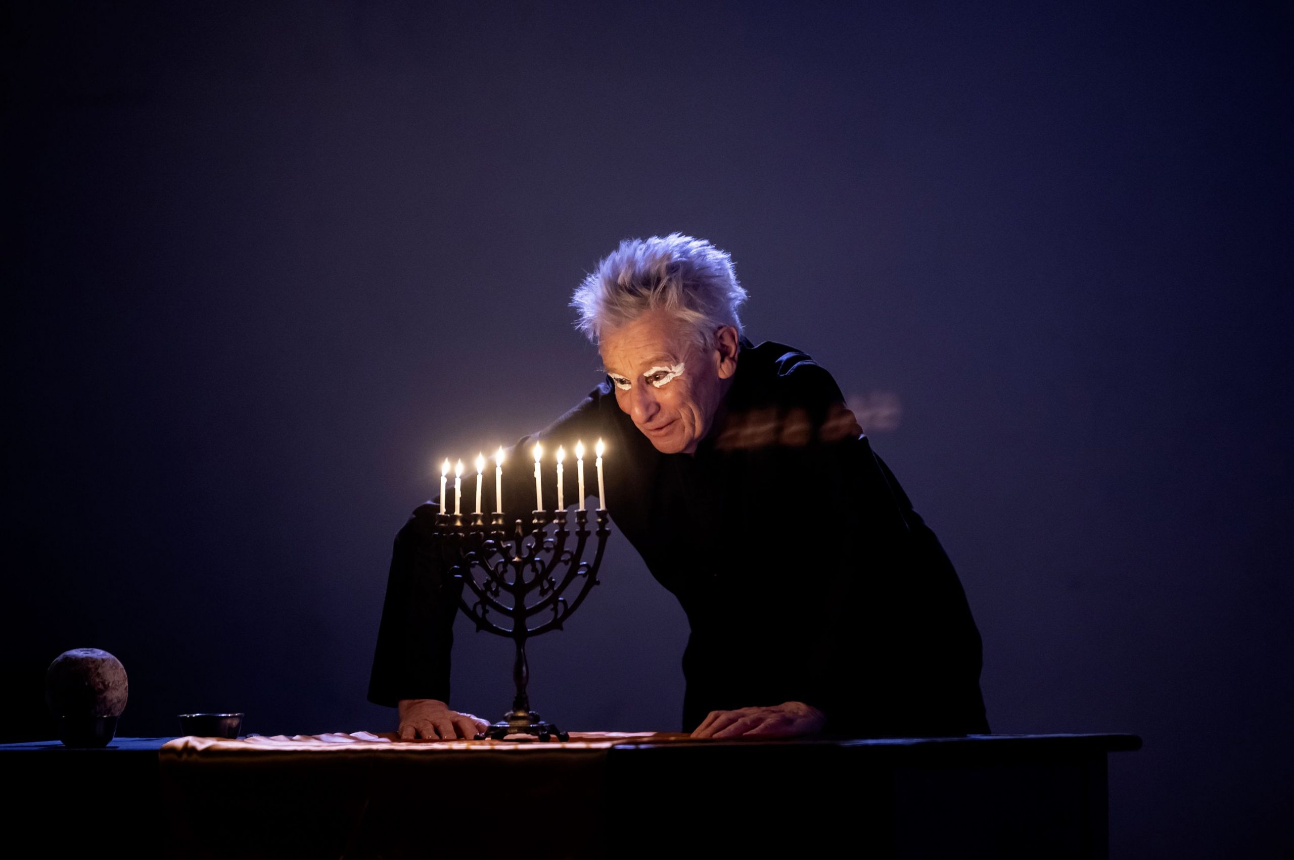 Lumières du corps, lecture musicale d’après Valère Novarina, par Marcel Bozonnet, au théâtre du Soleil, Cartoucherie de Vincennes