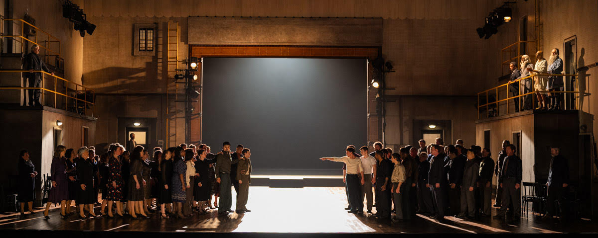 Satyagraha, de Philip Glass, avec Constance De Jong, Ingo Metzmacher, Bobbi Jene Smith, Or Schraiber, à l&rsquo;Opéra national de Paris, Palais Garnier
