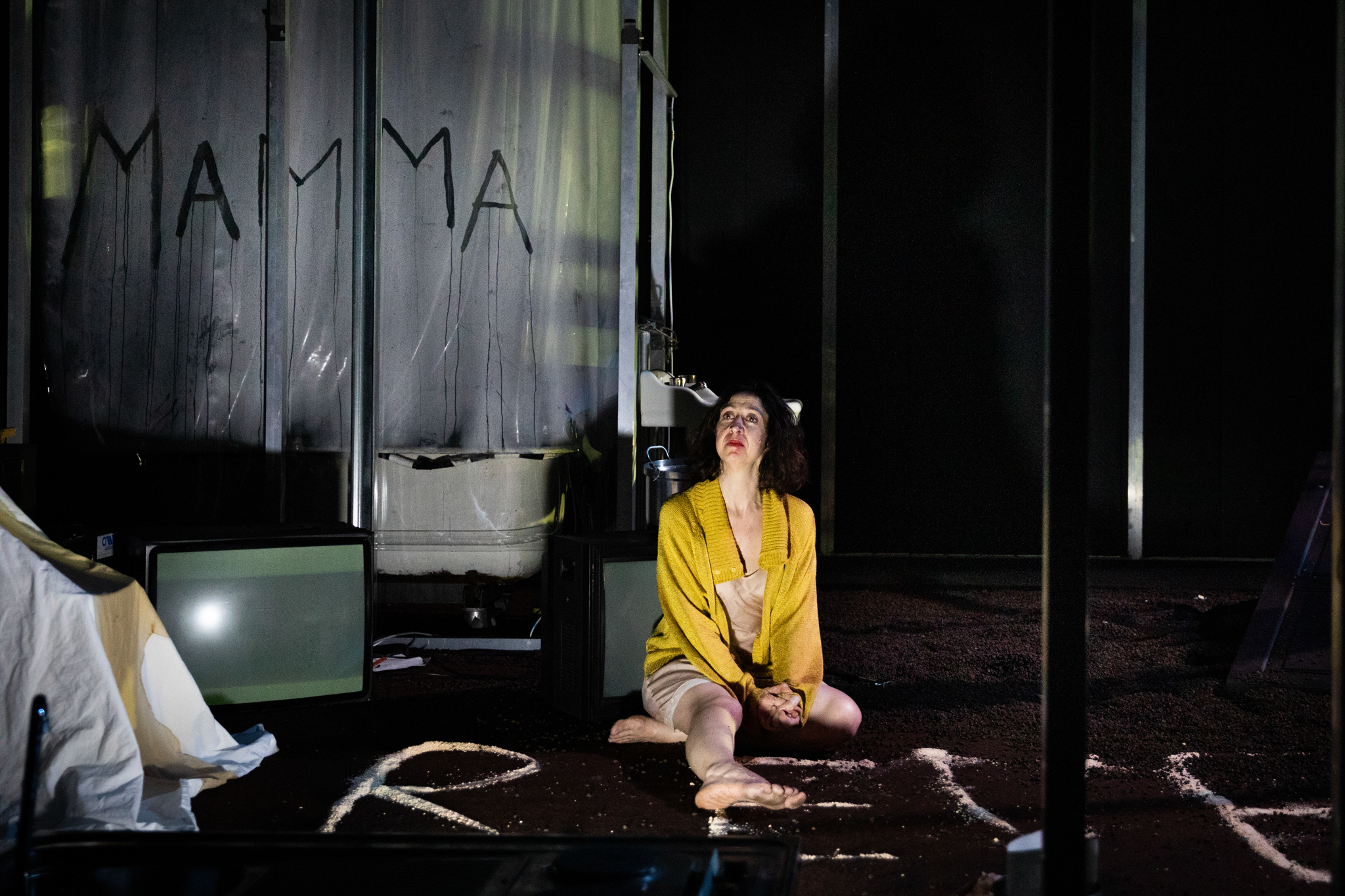 Les jours de mon abandon, d’après le roman d’Elena Ferrante, adaptation et mise en scène de Gaia Saitta, au Théâtre de la Ville, dans le cadre des Chantiers d’Europe