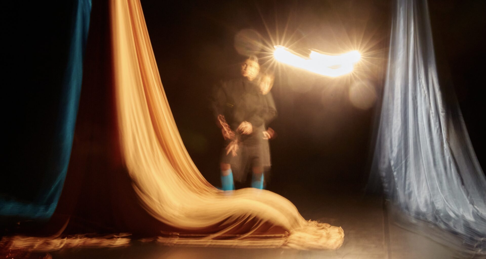 Coming Soon, concept et chorégraphie de Soraya Leila Emery, à la Maison des Métallos à Paris, dans le cadre des Rencontres Chorégraphiques Internationales de Seine-Saint-Denis et du Paris Globe Festival