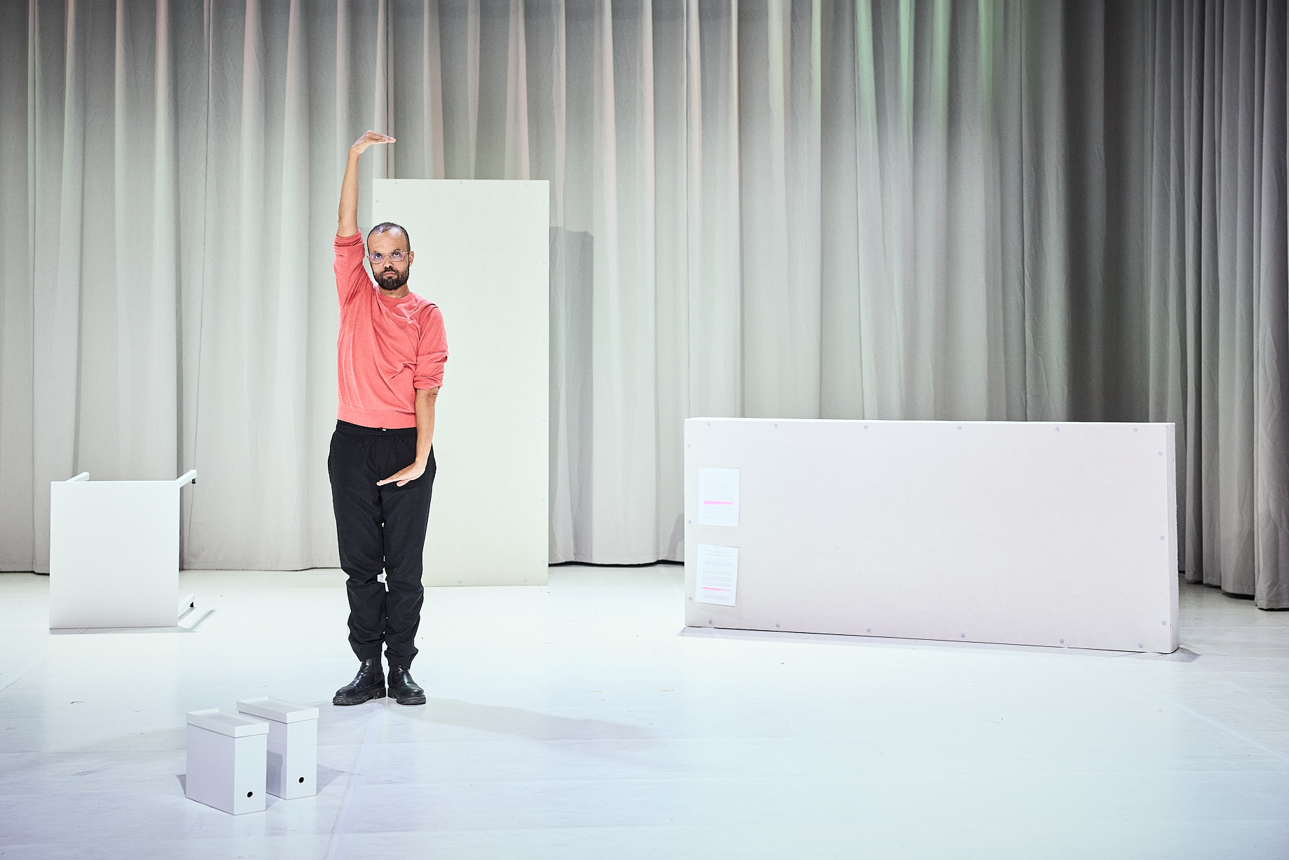 Bâtir, de Salim Djaferi, mise en scène de Salim Djaferi et Clément Papachristou, au Théâtre Benoît XIIA, Festival d’Avignon In