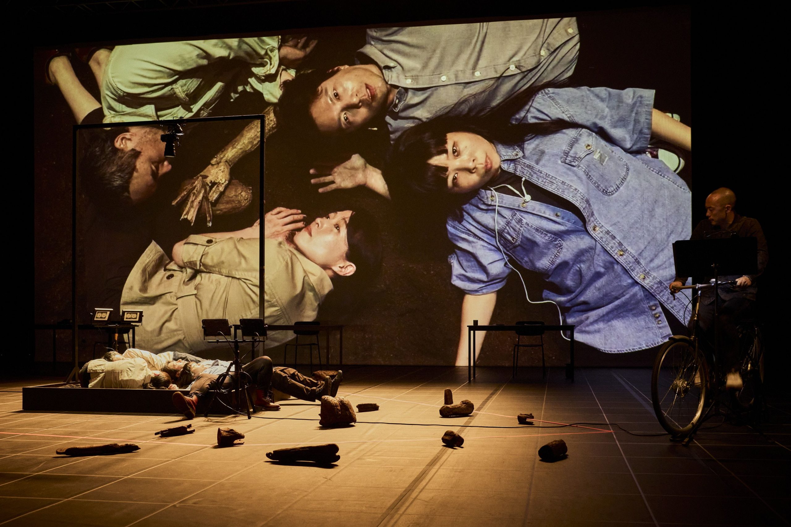 Island Story, création collective mise en scène de Kyung-Sung Lee, au gymnase du lycée Aubanel, festival d’Avignon In