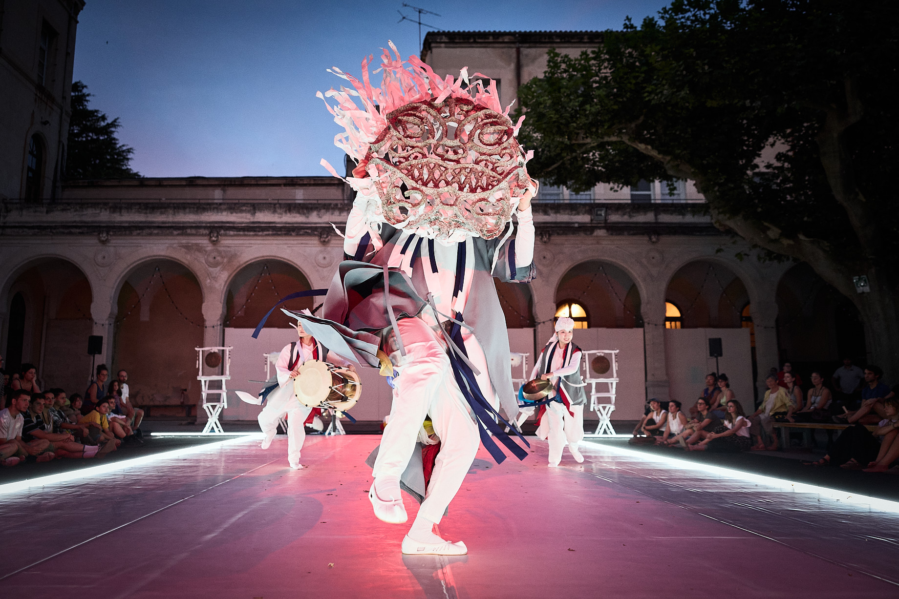 Kin : Yeonhee Project I, de la compagnie Liquid Sound, mise en scène Inbo Lee, au bar du Mahabharata, cour du lycée Saint Joseph, Festival d&rsquo; Avignon In