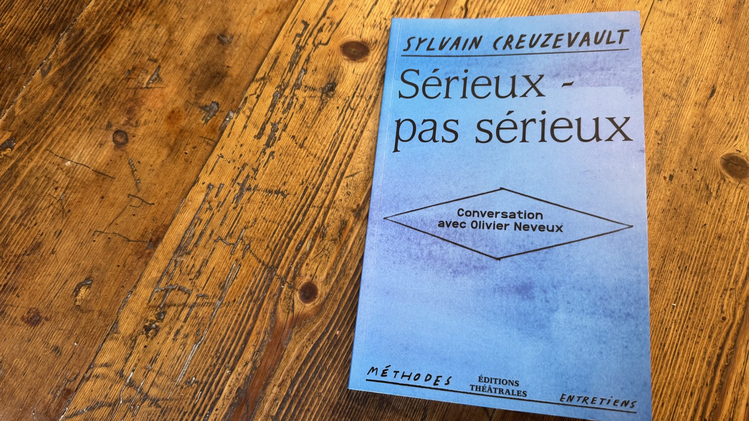 Sérieux – pas sérieux, de Sylvain Creuzevault, conversation avec Olivier Neveux, aux ÉDITIONS THEATRALES