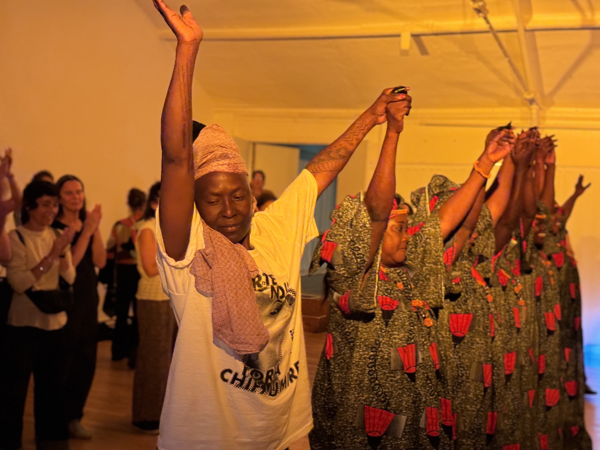 Les femmes Africaines (sisters, wives, mothers, artists)— music from women’s hearts and hand de nora chipaumire, à la Ménagerie de verre, à Paris, dans le cadre du Festival d’Automne