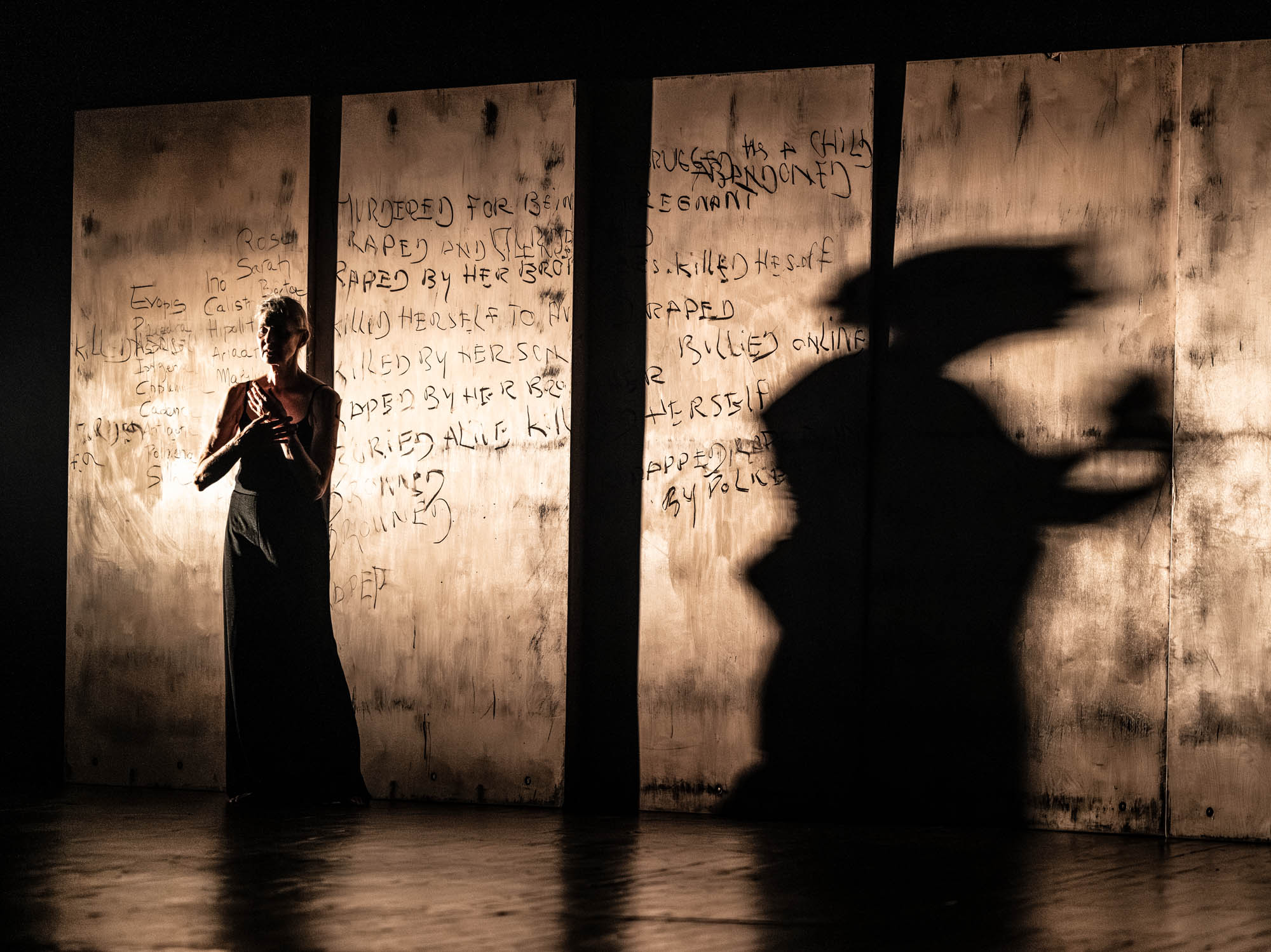 Antigone, mise en scène et chorégraphie d’Alan Lucien Øyen, au Théâtre de la ville-Sarah Bernhardt
