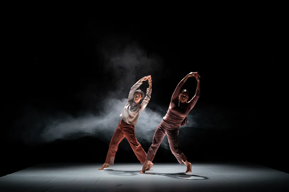 In relation to whom مرتاحة؟, concept et performance de Marah Haj Hussein & Nur Garabli, à la MC93, dans le cadre de plan D du CN D – Centre national de la danse et de la Saison Méditerranée 2026